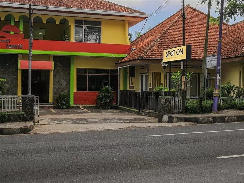 Oyo Life 1708 Hotel Budi Famili 1 Syariah Ciamis Extérieur photo